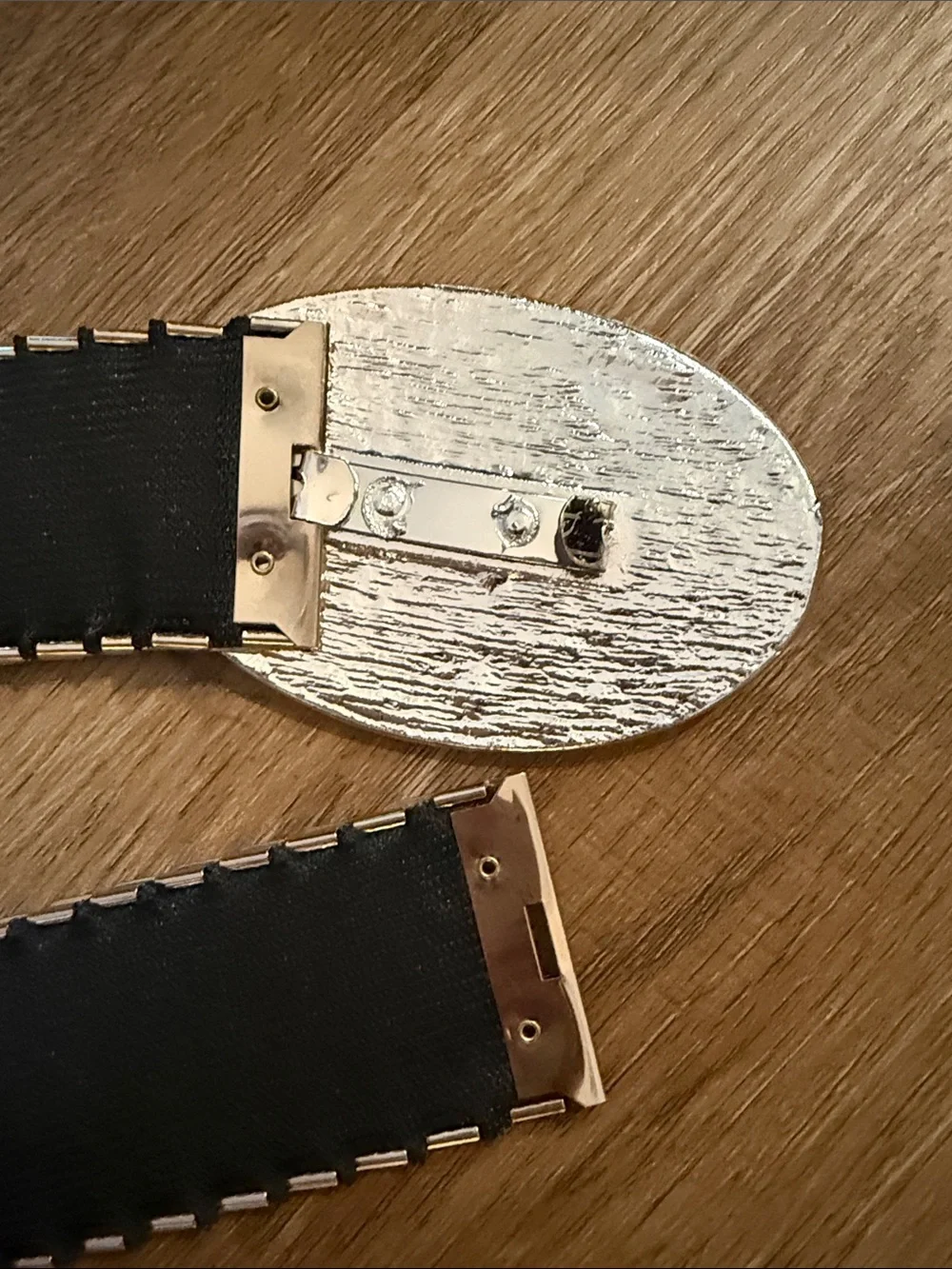 Vintage 1980s silver-tone metallic stretch belt with a fish scale design